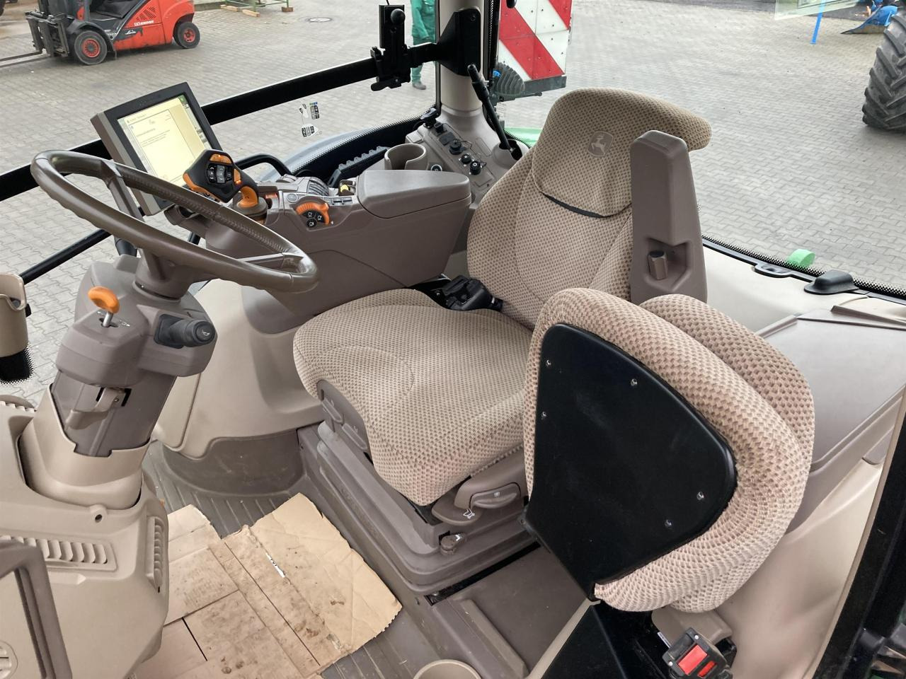 John Deere 6R 215 - Трактор: фото 5 John Deere 6R 215 - Трактор: фото 5