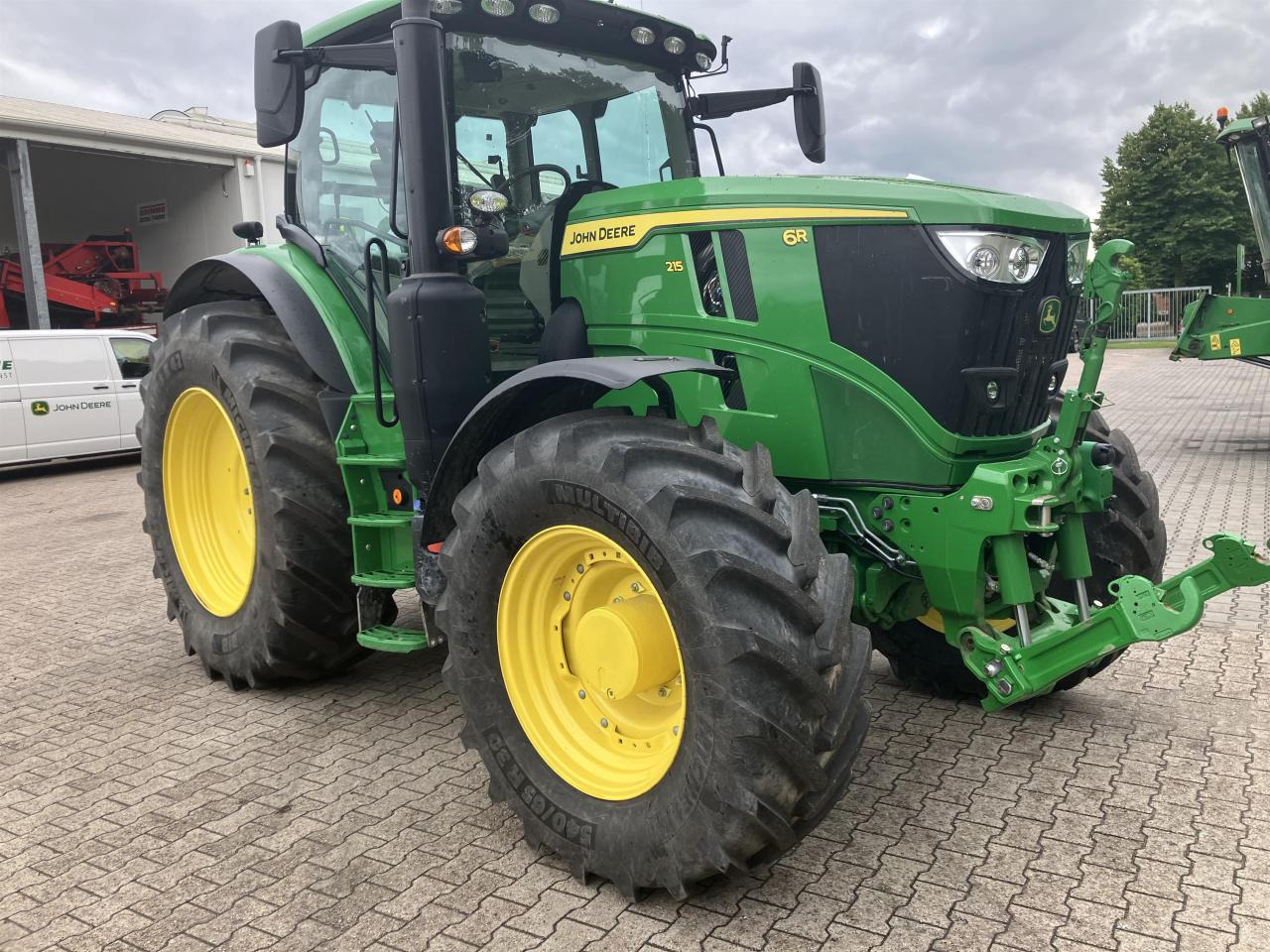John Deere 6R 215 - Трактор: фото 2 John Deere 6R 215 - Трактор: фото 2
