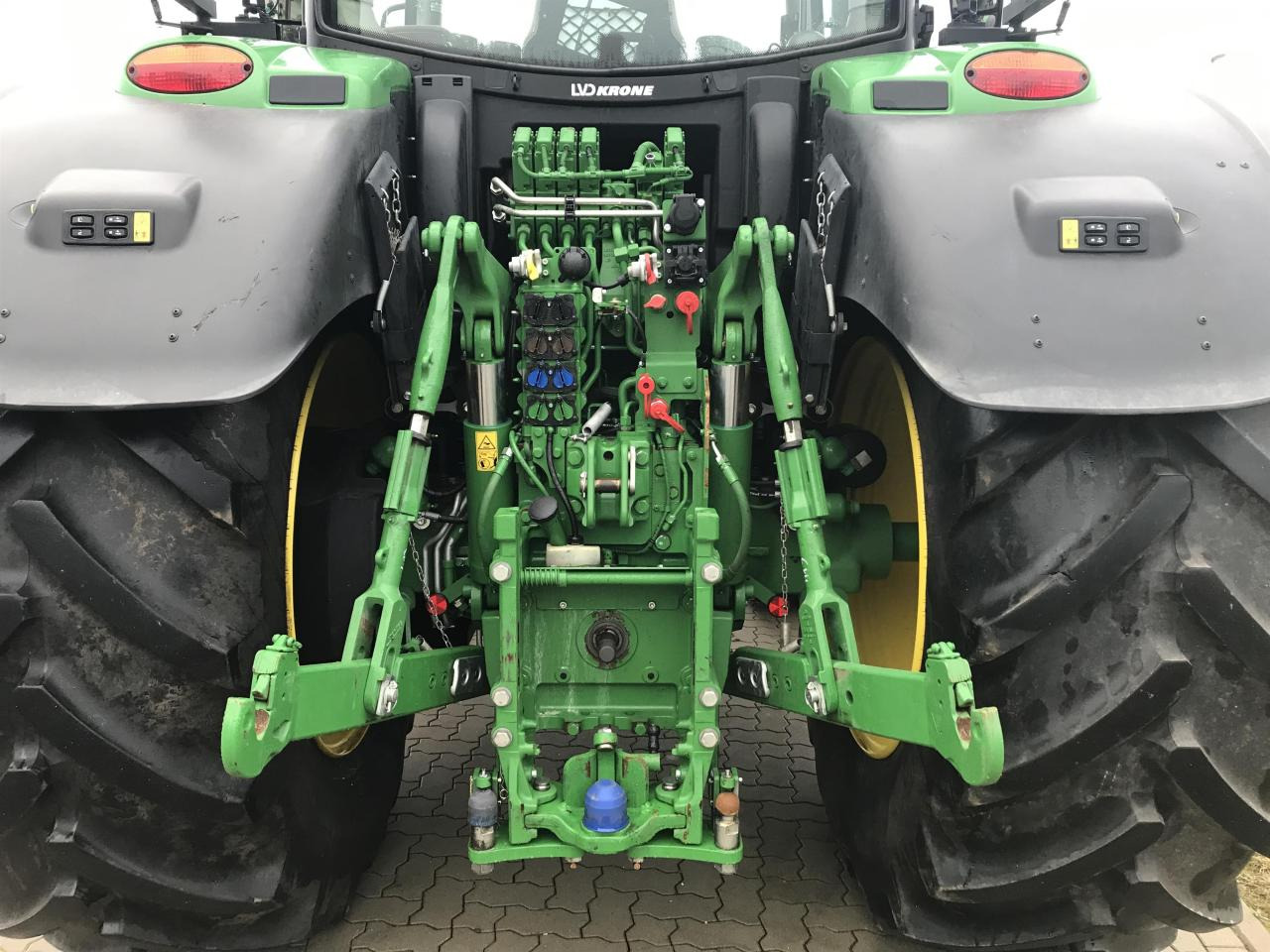 John Deere 6R 215 - Трактор: фото 4 John Deere 6R 215 - Трактор: фото 4