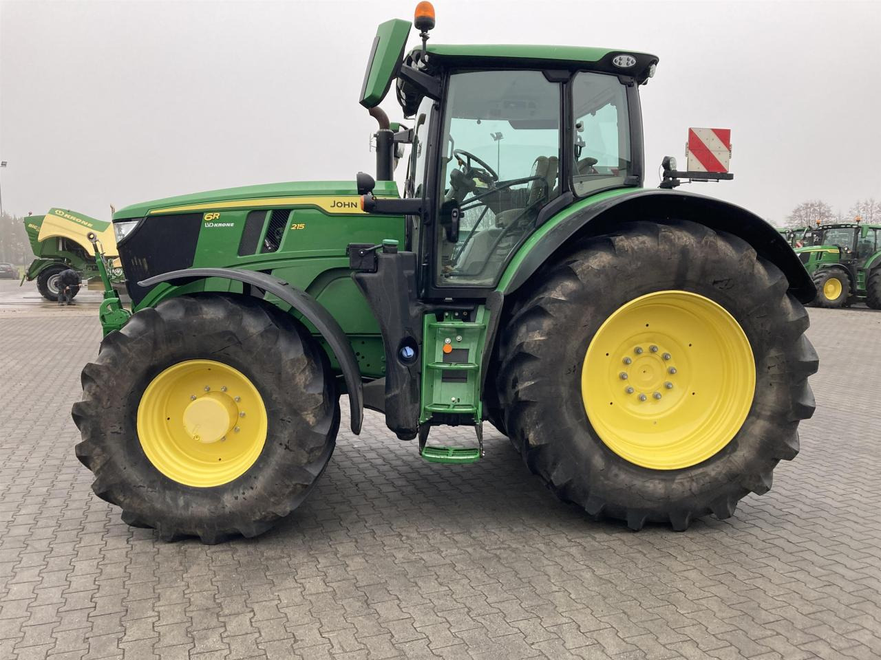 John Deere 6R 215 - Трактор: фото 2 John Deere 6R 215 - Трактор: фото 2