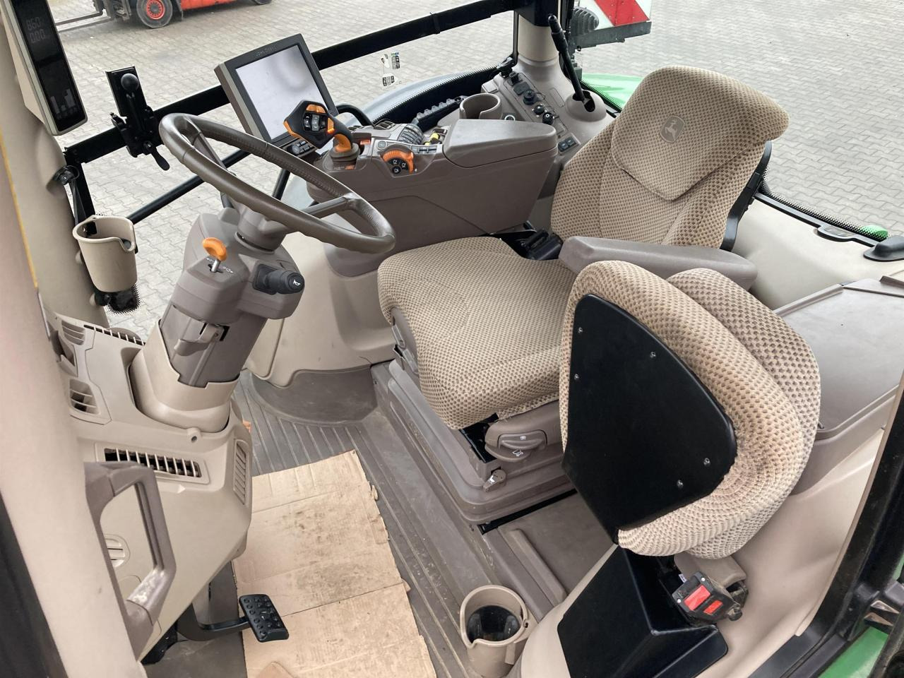 John Deere 6R 215 - Трактор: фото 4 John Deere 6R 215 - Трактор: фото 4