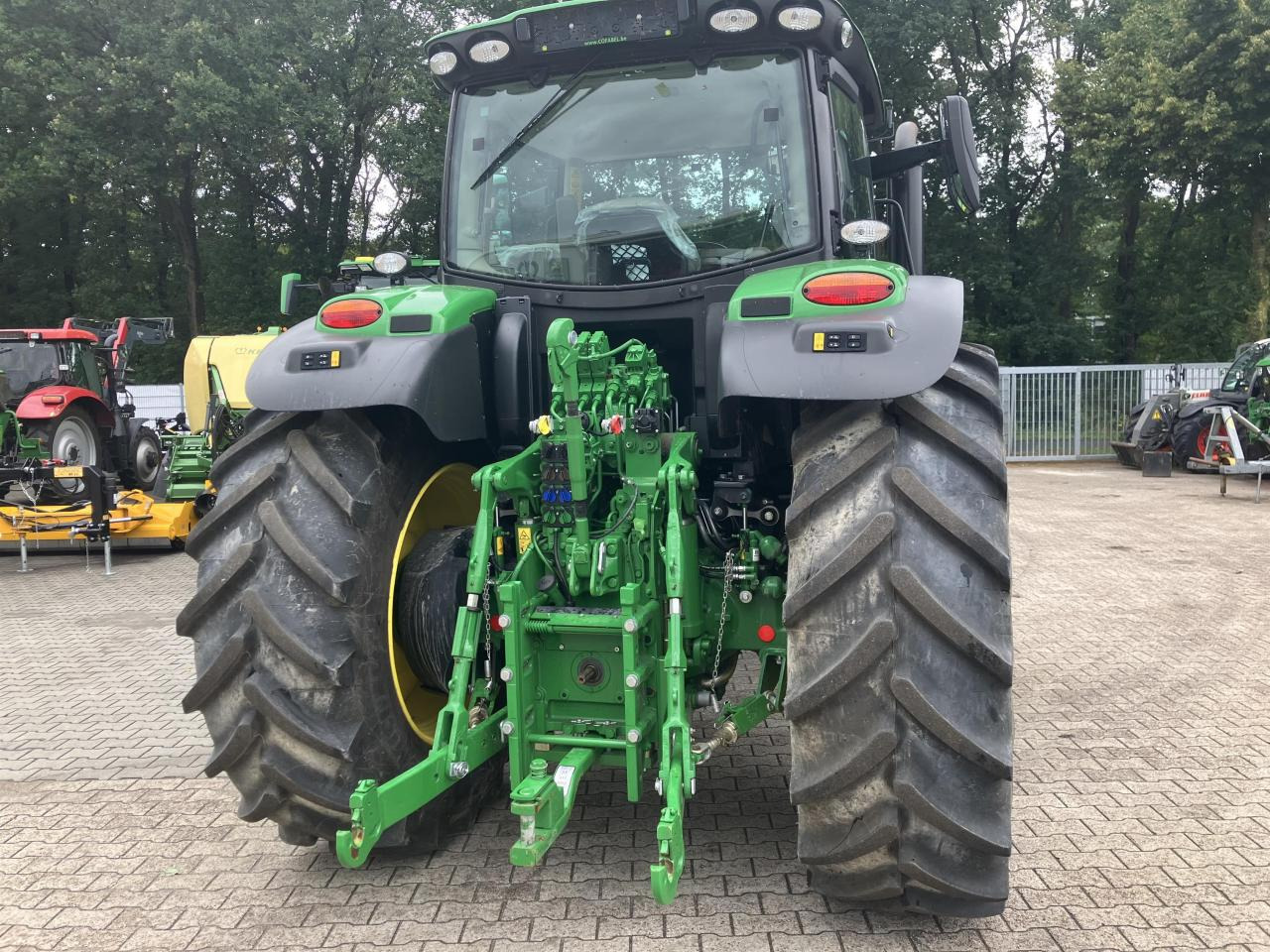 John Deere 6R 215 - Трактор: фото 3 John Deere 6R 215 - Трактор: фото 3