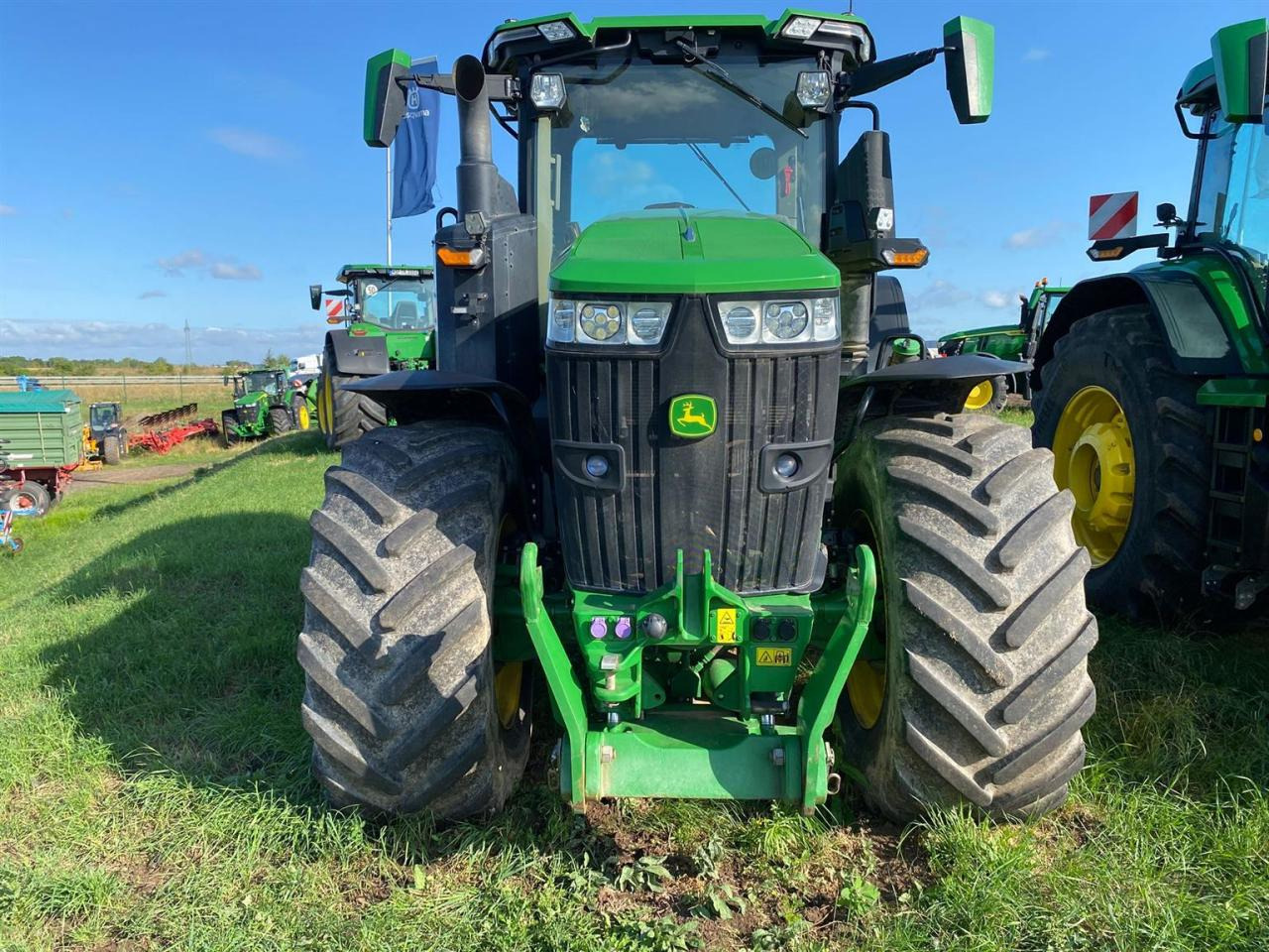 John Deere 7R 330 - Трактор: фото 3 John Deere 7R 330 - Трактор: фото 3