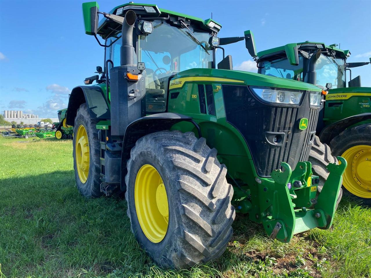 John Deere 7R 330 - Трактор: фото 2 John Deere 7R 330 - Трактор: фото 2