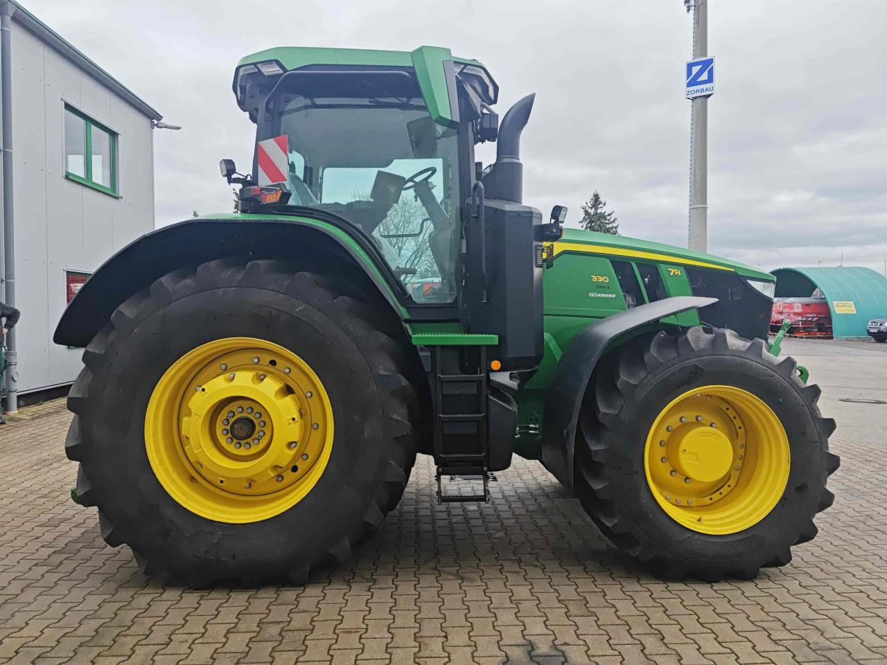 John Deere 7R 330 - Трактор: фото 2 John Deere 7R 330 - Трактор: фото 2