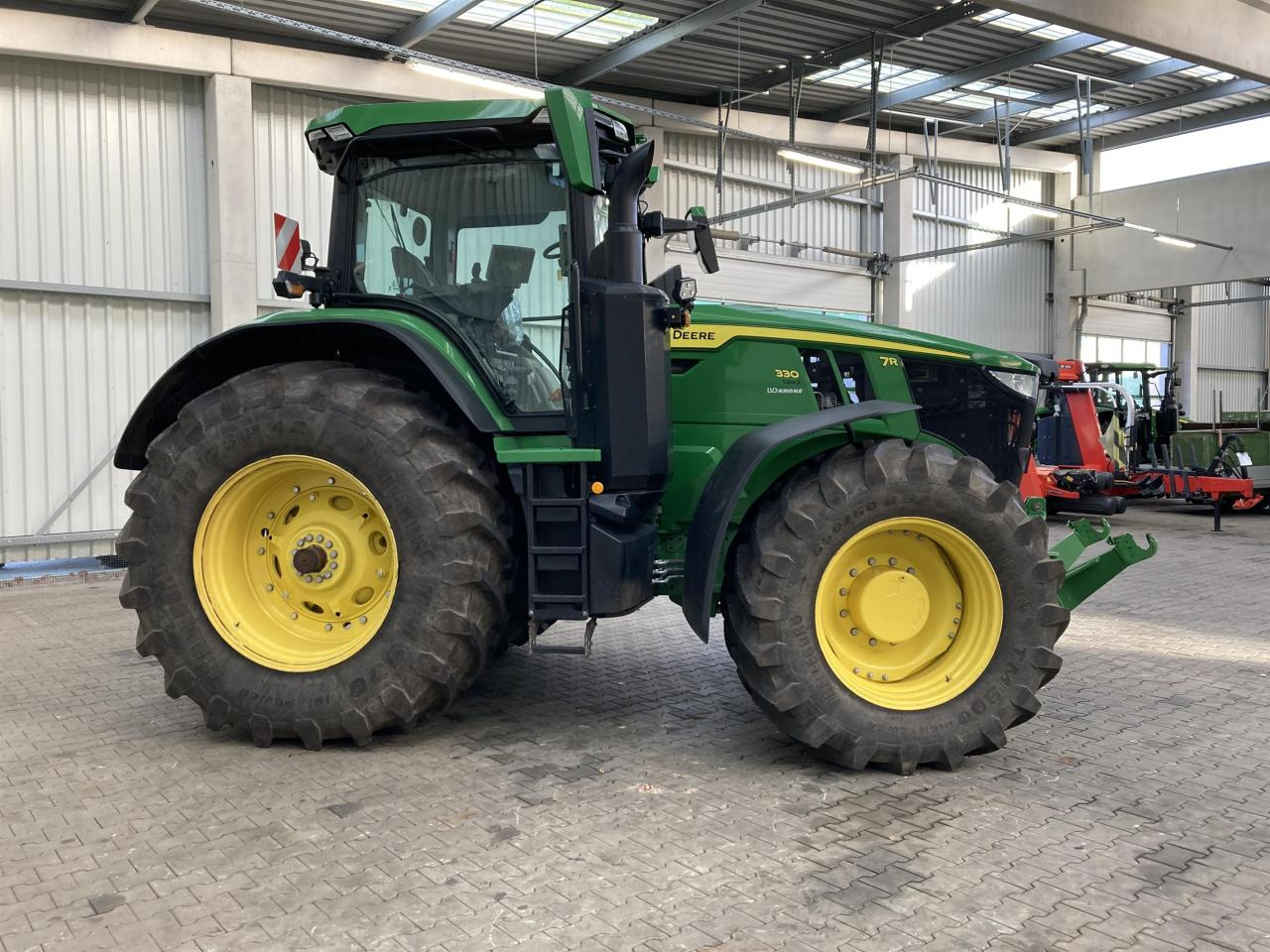 John Deere 7R 330 - Трактор: фото 5 John Deere 7R 330 - Трактор: фото 5