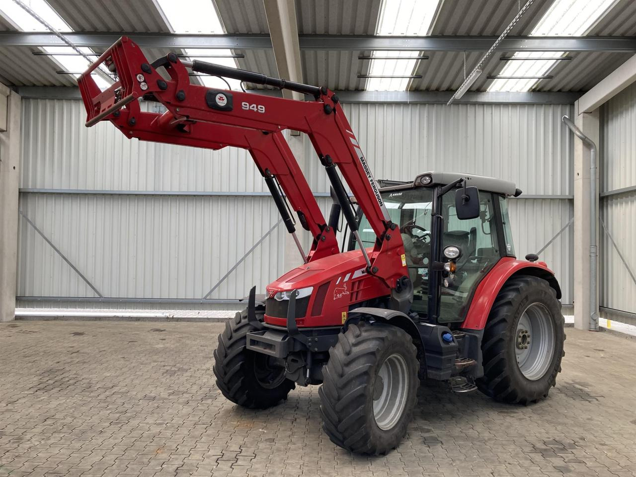 Massey Ferguson 5611 Dyna 4 - Трактор: фото 1 Massey Ferguson 5611 Dyna 4 - Трактор: фото 1