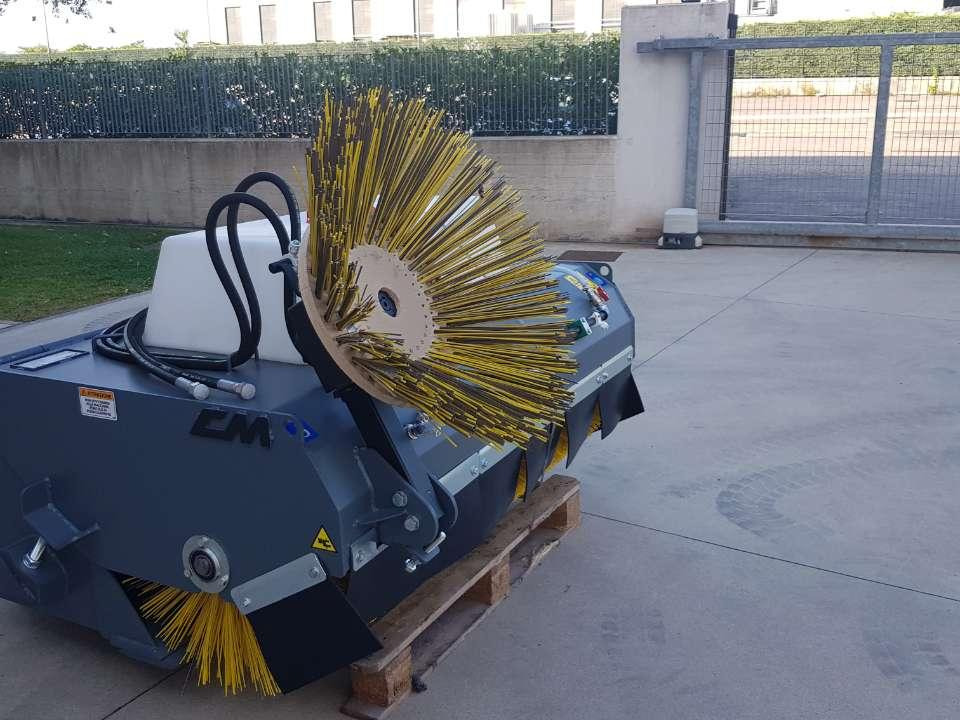 CM Crusher CBS 175 HD Sweeping Bucket - Щетка для Мини-погрузчиков с бортовым поворотом: фото 3 CM Crusher CBS 175 HD Sweeping Bucket - Щетка для Мини-погрузчиков с бортовым поворотом: фото 3