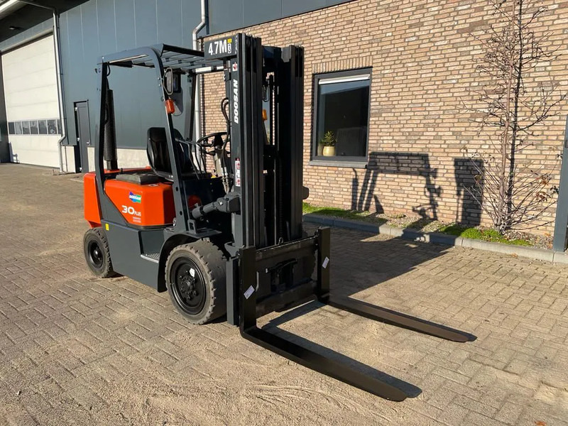 Doosan D30G Yanmar 3 ton Triplex Freelift Sideshift Diesel Heftruck 470 cm hefhoogte - Дизельный погрузчик: фото 4 Doosan D30G Yanmar 3 ton Triplex Freelift Sideshift Diesel Heftruck 470 cm hefhoogte - Дизельный погрузчик: фото 4