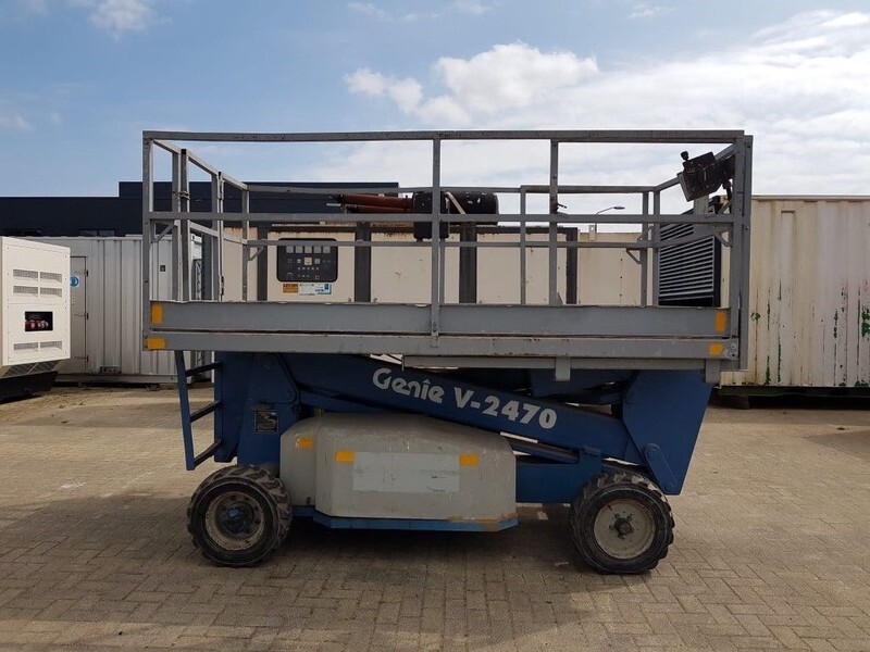 Genie V2470 / E Elektra 4x2 Schaarhoogwerker 10 meter werkhoogte - Ножничный подъемник: фото 4 Genie V2470 / E Elektra 4x2 Schaarhoogwerker 10 meter werkhoogte - Ножничный подъемник: фото 4