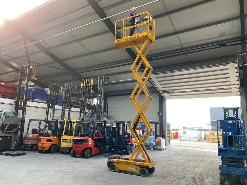 Haulotte Optimum 8 Elektrische Schaarhoogwerker 7.8 meter werkhoogte als nieuw ! 28 uur ! - Ножничный подъемник: фото 2 Haulotte Optimum 8 Elektrische Schaarhoogwerker 7.8 meter werkhoogte als nieuw ! 28 uur ! - Ножничный подъемник: фото 2