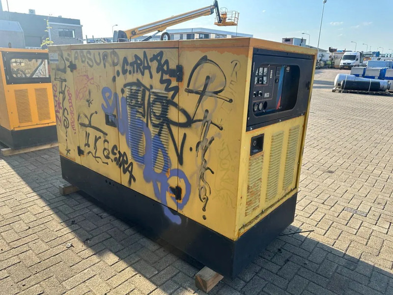 SDMO Perkins Leroy Somer 40 kVA Silent generatorset ex Emergency 206 hours ! - Электрогенератор: фото 4 SDMO Perkins Leroy Somer 40 kVA Silent generatorset ex Emergency 206 hours ! - Электрогенератор: фото 4