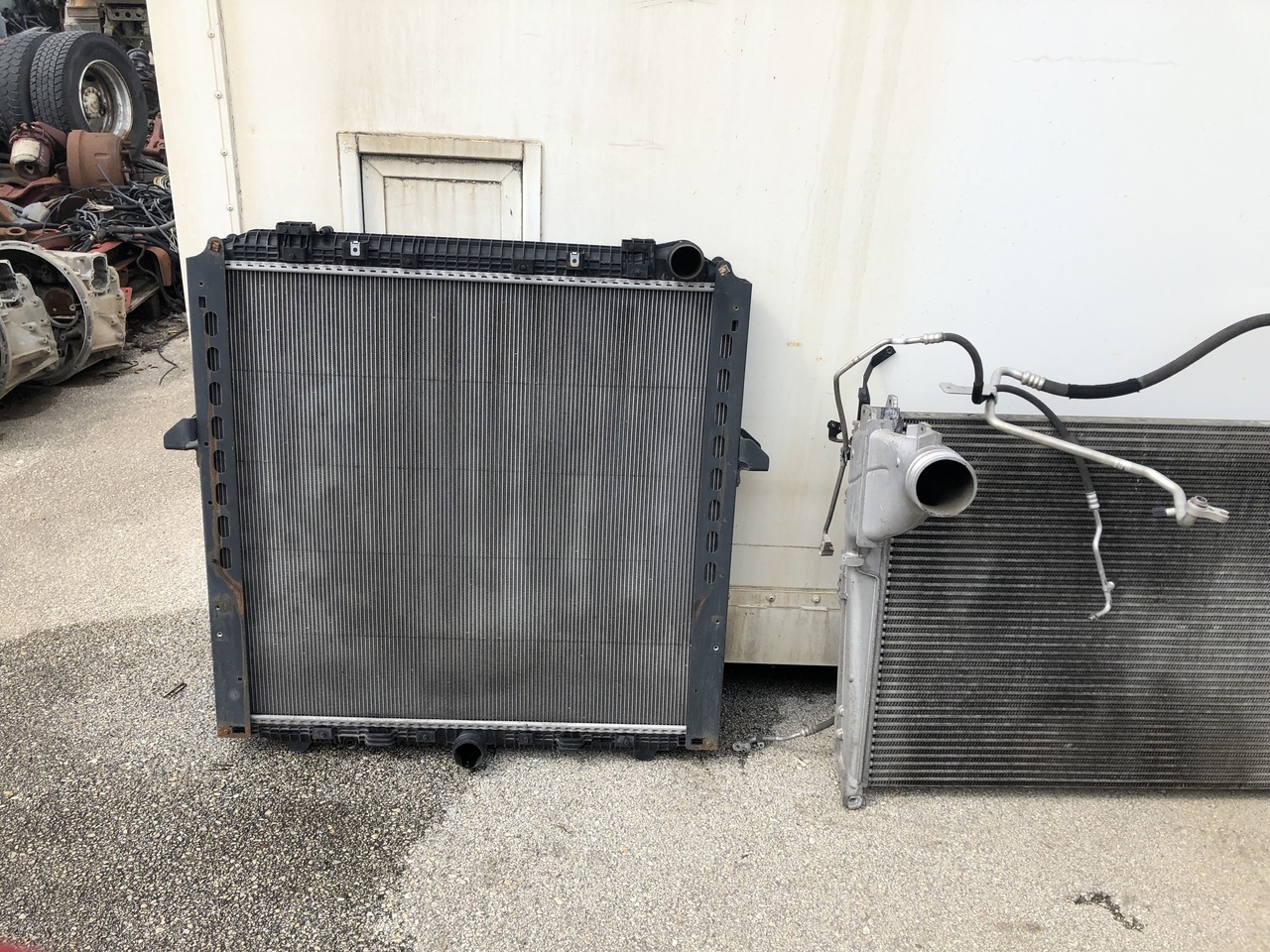 RADIATOR,INTERCOOLER,ADBLUE CONTAINER ACTROS MP4 - Радиатор для Грузовиков: фото 1 RADIATOR,INTERCOOLER,ADBLUE CONTAINER ACTROS MP4 - Радиатор для Грузовиков: фото 1