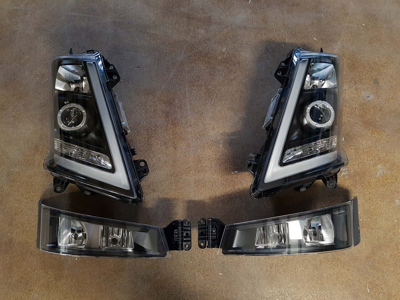 COMPLETE SET VOOR VOLVO FH4 (FH16 LOOK) DEPO XENON KOPLAMPEN + MISTLAMPEN LINKS EN RECHTS. 000126 - Противотуманная фара для Грузовиков: фото 1 COMPLETE SET VOOR VOLVO FH4 (FH16 LOOK) DEPO XENON KOPLAMPEN + MISTLAMPEN LINKS EN RECHTS. 000126 - Противотуманная фара для Грузовиков: фото 1
