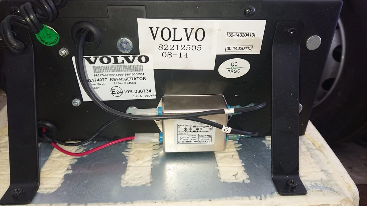 VOLVO FH4 KOELER (KOELBOX ONDER BED) + deposit  82174077U - Кабина и интерьер для Грузовиков: фото 4 VOLVO FH4 KOELER (KOELBOX ONDER BED) + deposit  82174077U - Кабина и интерьер для Грузовиков: фото 4