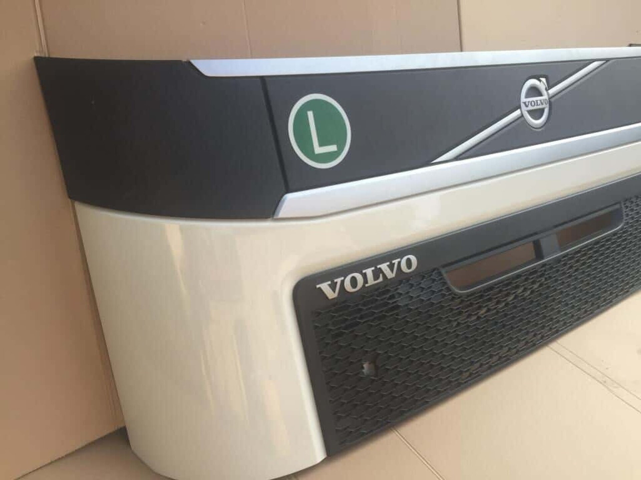 VOLVO FH4 MOTORKAP GEBRUIKT 82360122U - Решётка радиатора для Грузовиков: фото 3 VOLVO FH4 MOTORKAP GEBRUIKT 82360122U - Решётка радиатора для Грузовиков: фото 3
