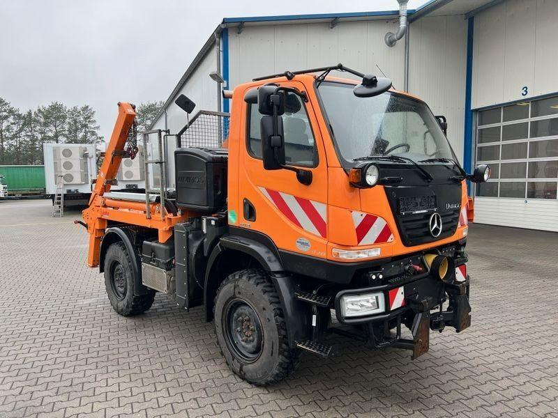 Mercedes-Benz Unimog U 20 4x4 Skip loader - Портальный бункеровоз: фото 1 Mercedes-Benz Unimog U 20 4x4 Skip loader - Портальный бункеровоз: фото 1