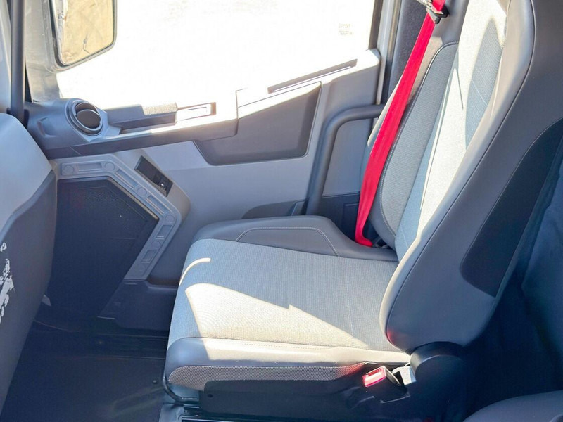 Грузовик с закрытым кузовом Renault T380: фото 13