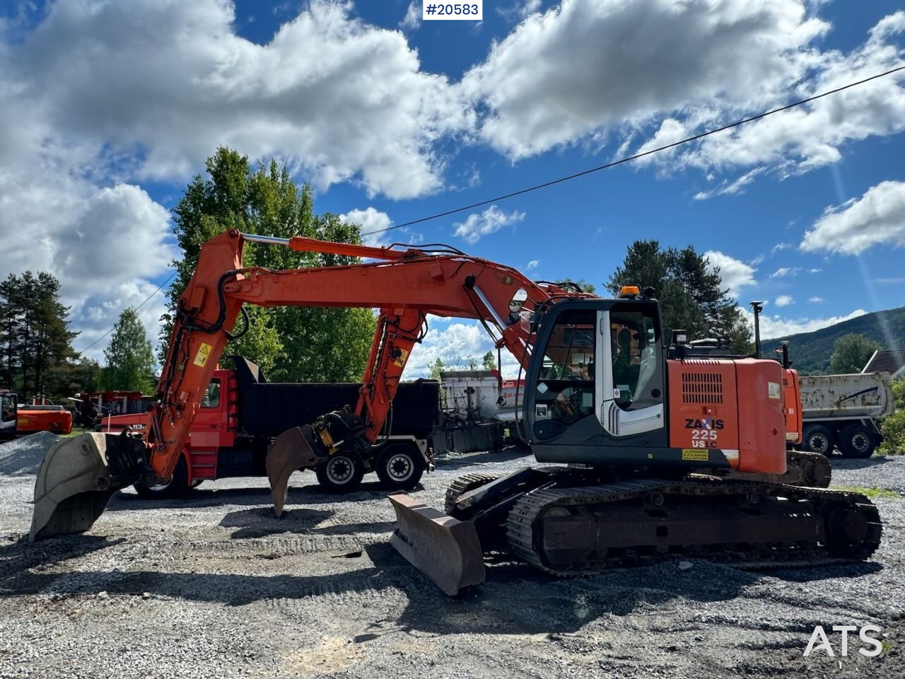 Hitachi ZX225 - Экскаватор: фото 2 Hitachi ZX225 - Экскаватор: фото 2