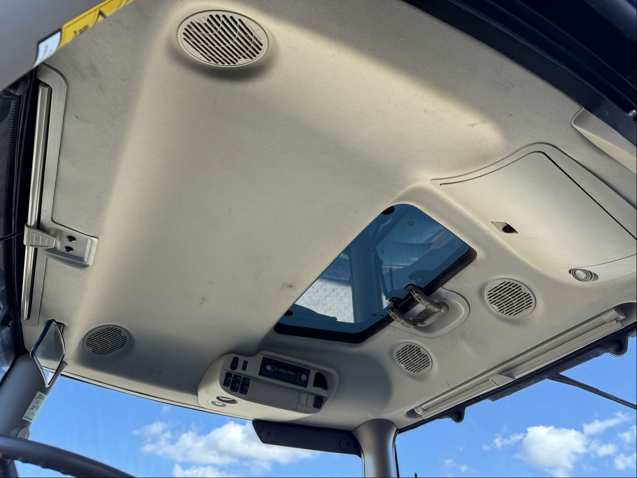 Трактор John Deere 6215R: фото 11 Трактор John Deere 6215R: фото 11