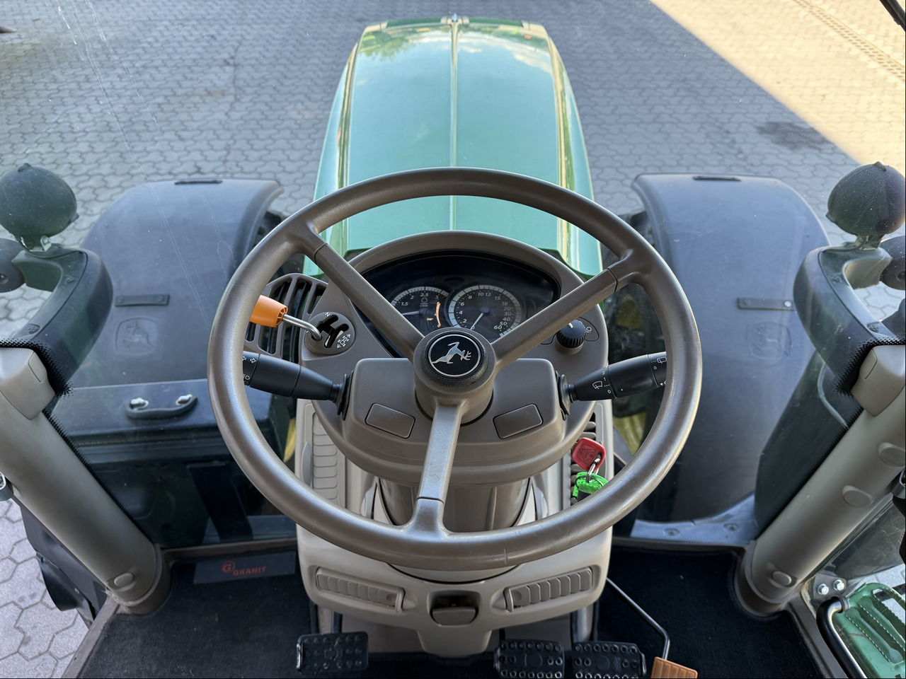 Трактор John Deere 6215R: фото 8 Трактор John Deere 6215R: фото 8