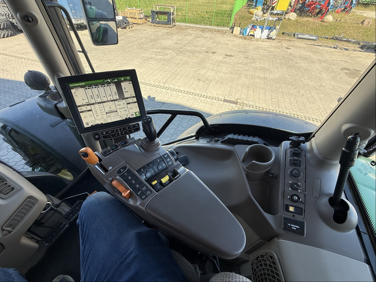 Трактор John Deere 6215R: фото 10 Трактор John Deere 6215R: фото 10