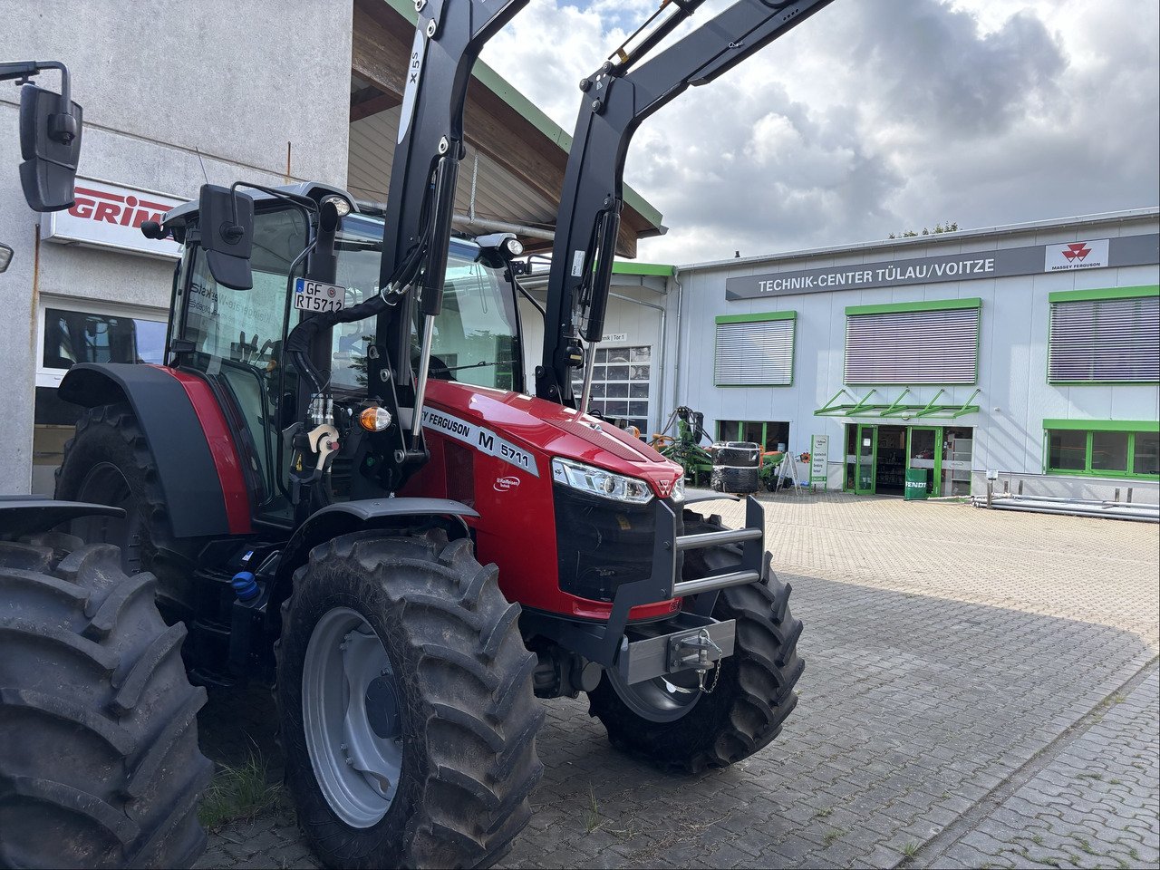 Massey Ferguson 5711M Dyna-4 4WD Cab - Трактор: фото 1 Massey Ferguson 5711M Dyna-4 4WD Cab - Трактор: фото 1