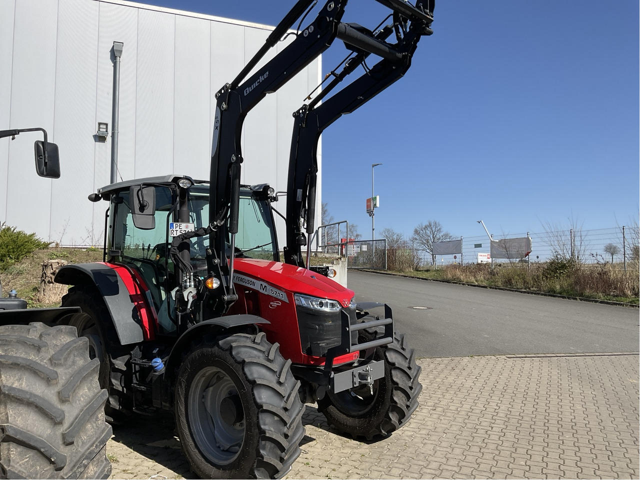 Massey Ferguson 5711M Dyna4 4WD Cab Esse - Трактор: фото 1 Massey Ferguson 5711M Dyna4 4WD Cab Esse - Трактор: фото 1