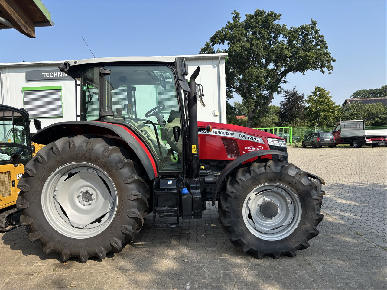 Massey Ferguson 5712M 4WD Cab Essential - Трактор: фото 1 Massey Ferguson 5712M 4WD Cab Essential - Трактор: фото 1