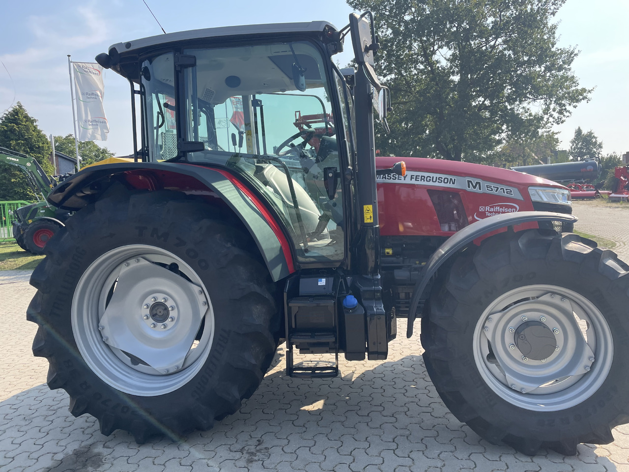 Massey Ferguson 5712M 4WD Cab Essential - Трактор: фото 1 Massey Ferguson 5712M 4WD Cab Essential - Трактор: фото 1