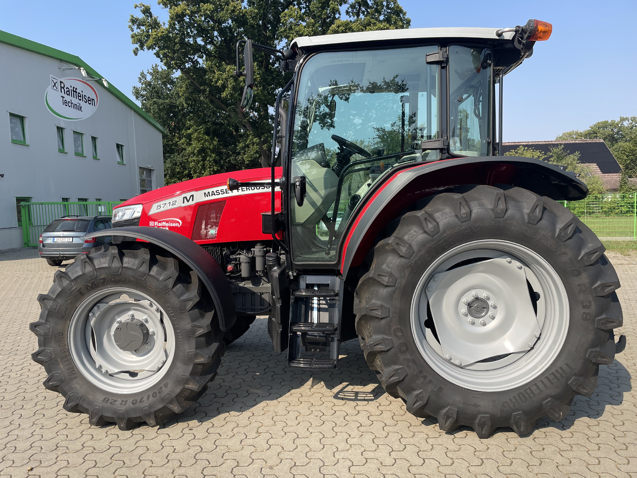 Massey Ferguson 5712M 4WD Cab Essential - Трактор: фото 2 Massey Ferguson 5712M 4WD Cab Essential - Трактор: фото 2