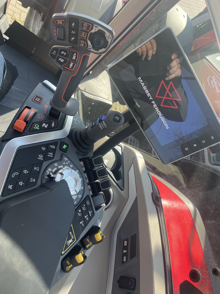 Massey Ferguson 8S.245 Dyna-VT EXCLUSIVE - Трактор: фото 2 Massey Ferguson 8S.245 Dyna-VT EXCLUSIVE - Трактор: фото 2