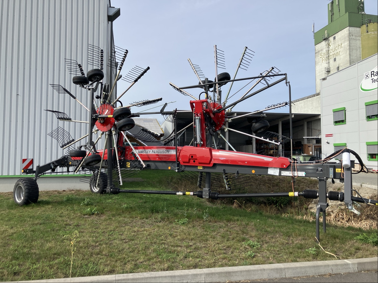 Massey Ferguson RK 842 SD-TRC - Сеноворошилка: фото 1 Massey Ferguson RK 842 SD-TRC - Сеноворошилка: фото 1