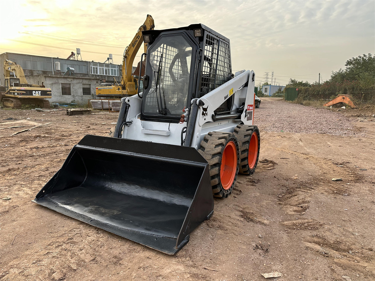 BOBCAT S300 - Мини-погрузчик с бортовым поворотом: фото 3 BOBCAT S300 - Мини-погрузчик с бортовым поворотом: фото 3