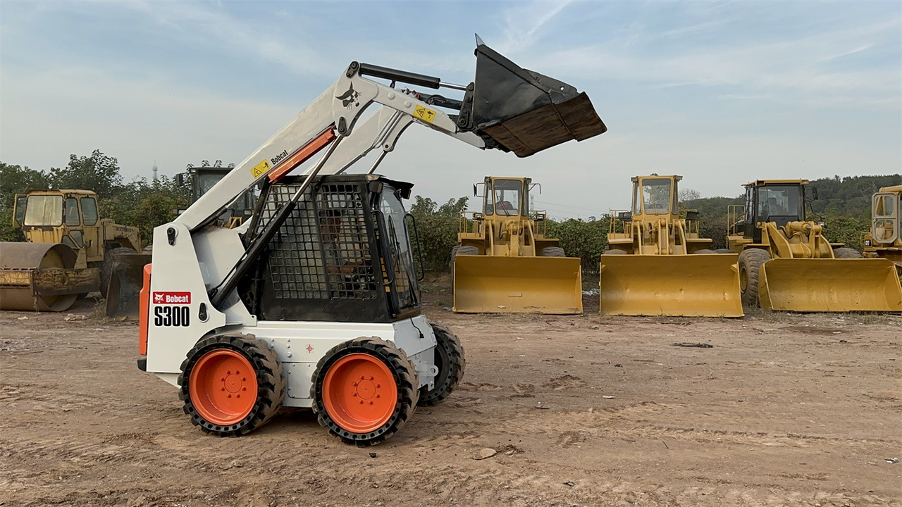 BOBCAT S300 - Мини-погрузчик с бортовым поворотом: фото 1 BOBCAT S300 - Мини-погрузчик с бортовым поворотом: фото 1