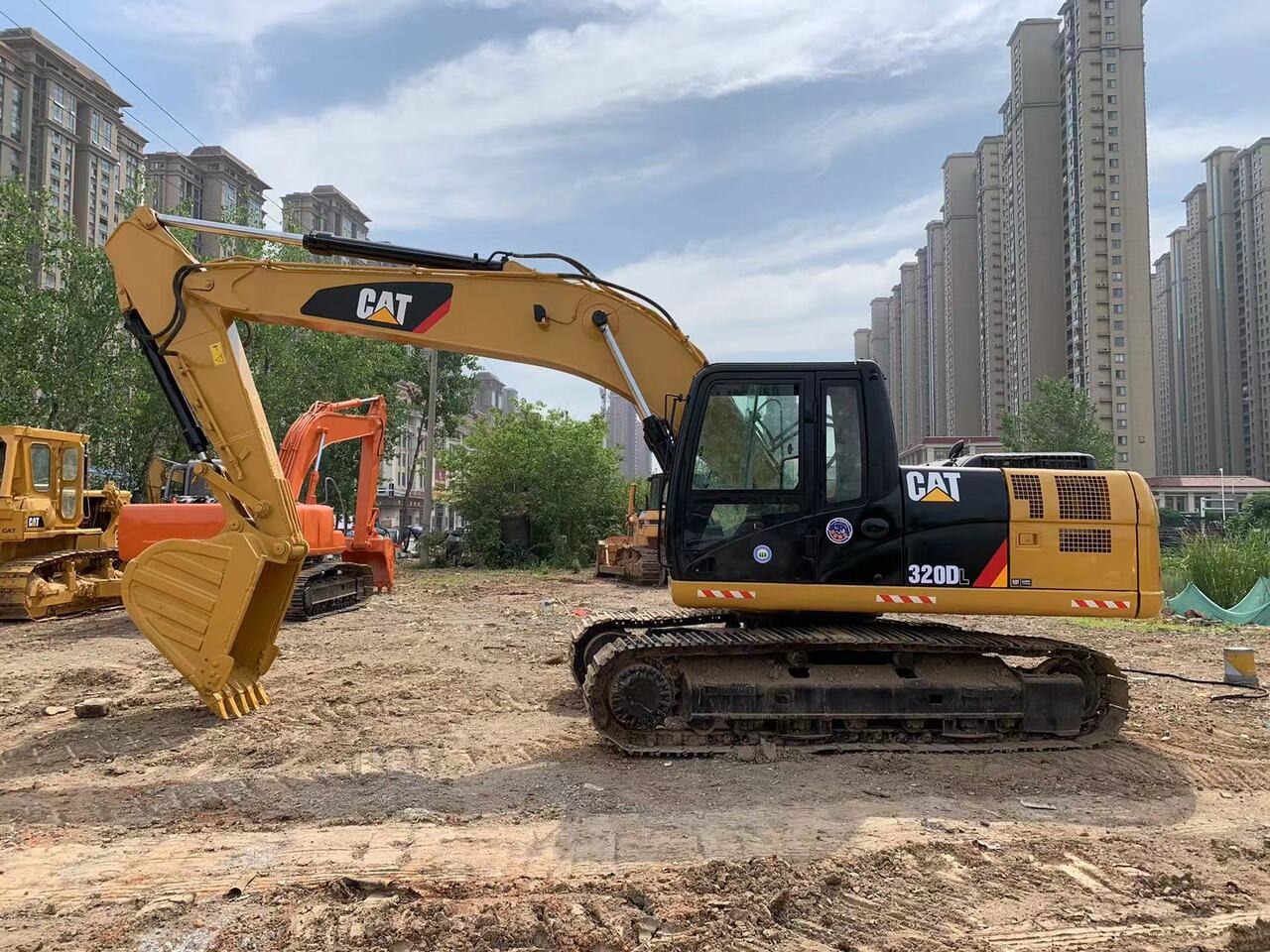 CATERPILLAR 320DL - Гусеничный экскаватор: фото 1 CATERPILLAR 320DL - Гусеничный экскаватор: фото 1