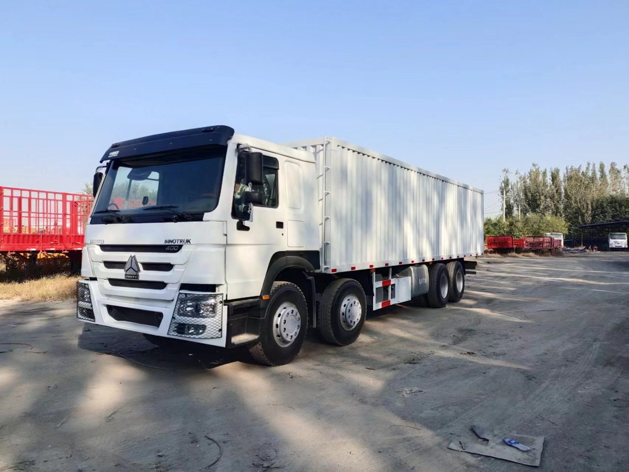 SINOTRUK 400 HOWO Box truck - Изотермический грузовик: фото 1 SINOTRUK 400 HOWO Box truck - Изотермический грузовик: фото 1