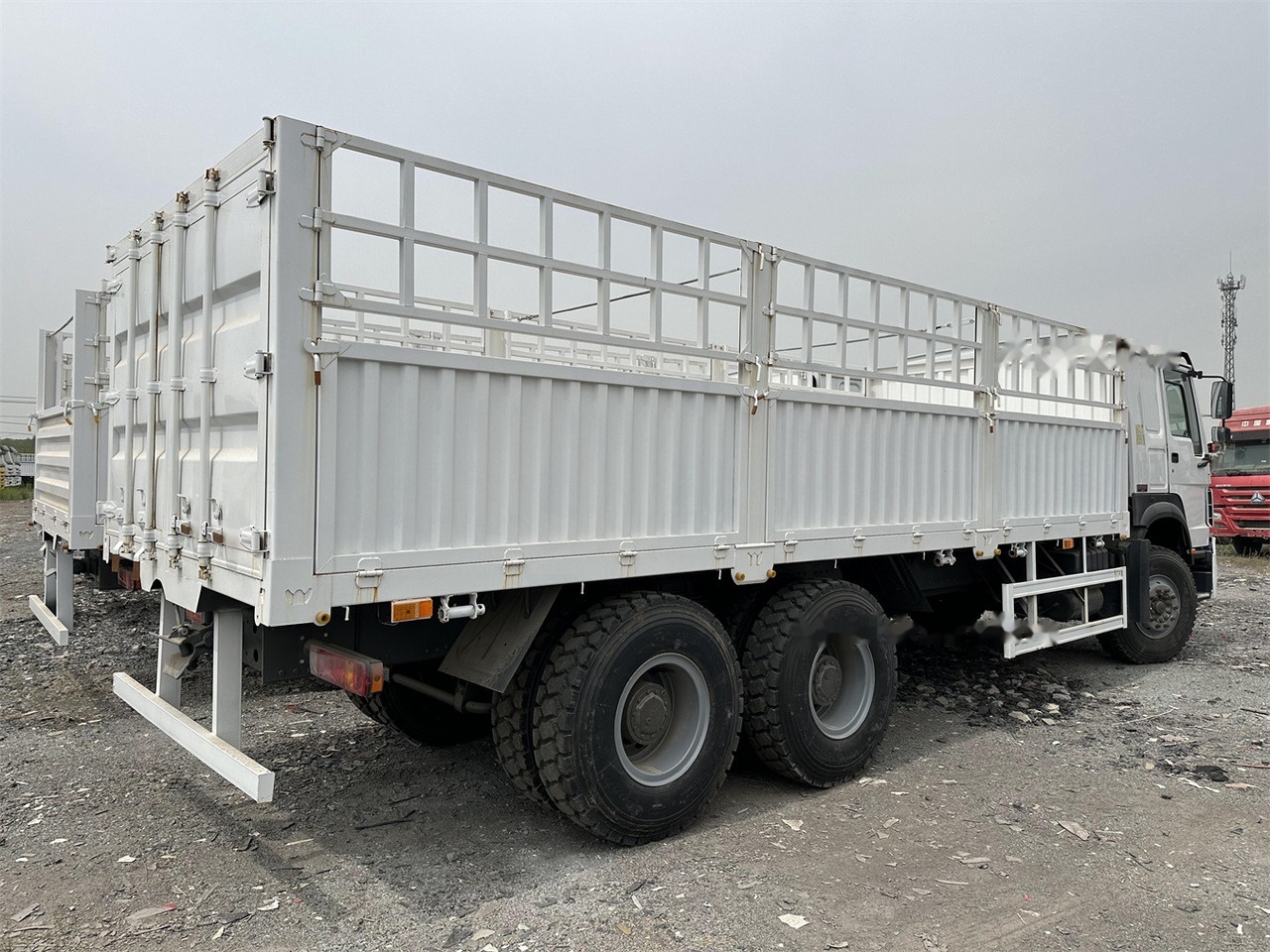 SINOTRUK HOWO 371 Cargo truck - Грузовик для перевозки животных: фото 4 SINOTRUK HOWO 371 Cargo truck - Грузовик для перевозки животных: фото 4