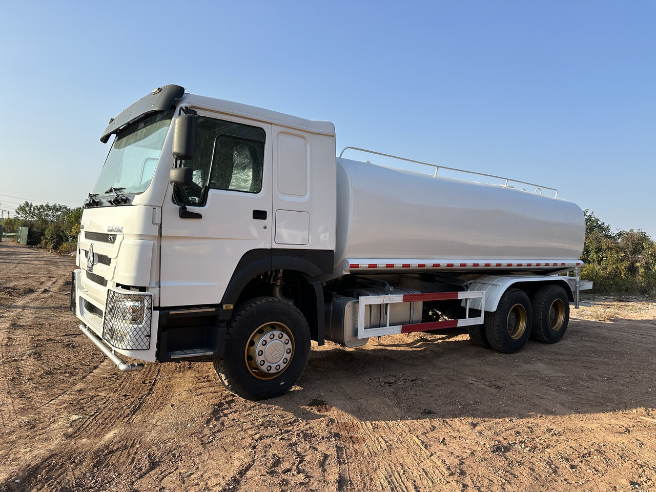 Грузовик-цистерна SINOTRUK HOWO 371 Water Tanker Truck: фото 6