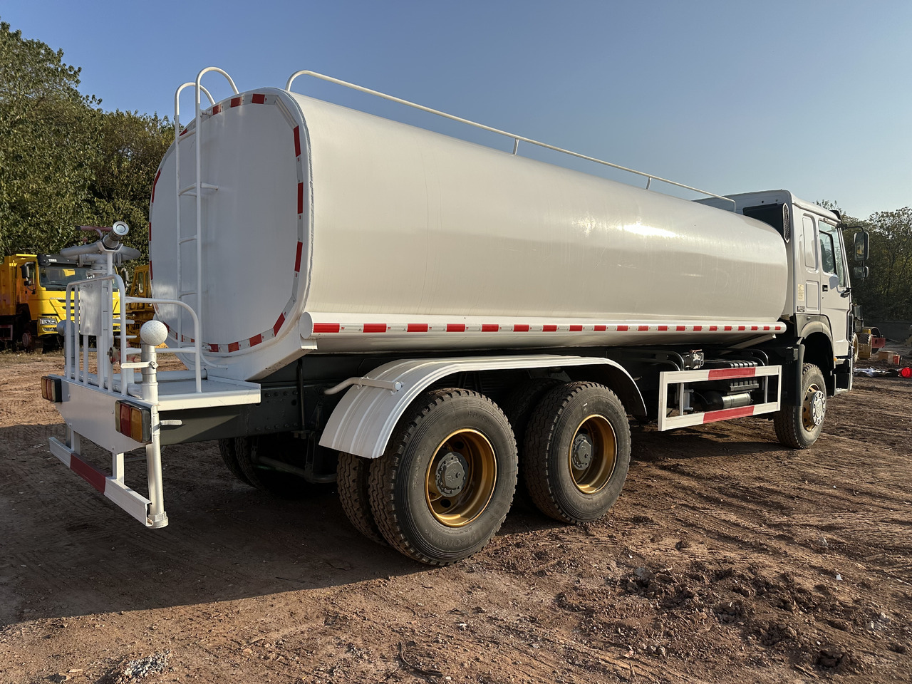 Грузовик-цистерна SINOTRUK HOWO 371 Water Tanker Truck: фото 8