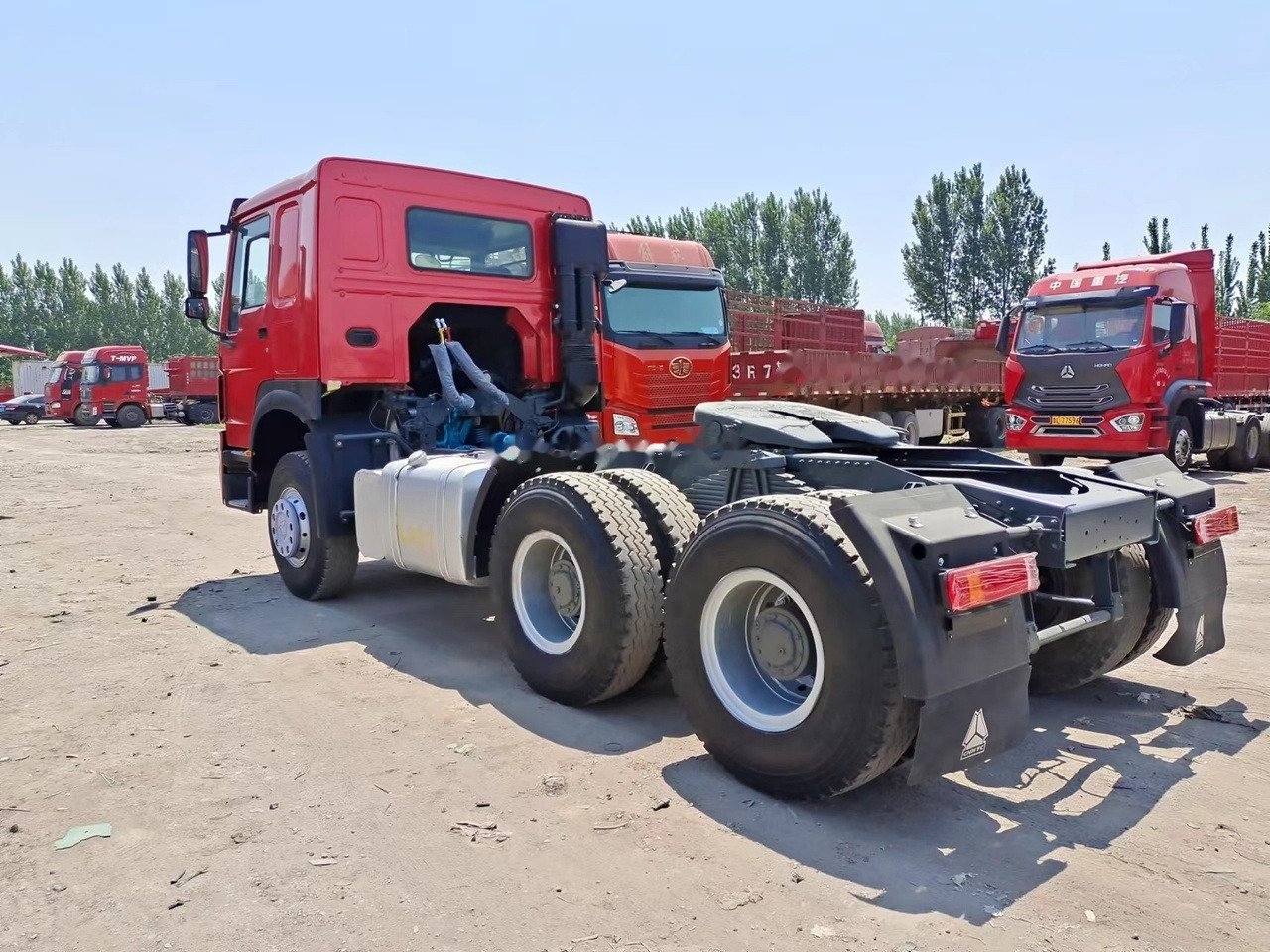 SINOTRUK Howo tractor unit 420hp 6x4 - Тягач: фото 3 SINOTRUK Howo tractor unit 420hp 6x4 - Тягач: фото 3