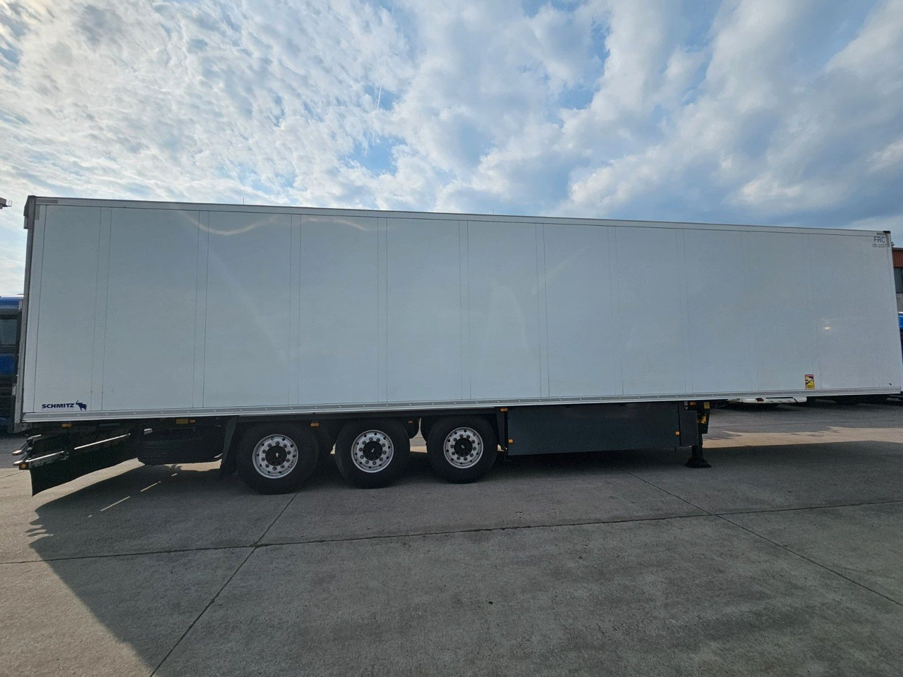 Schmitz Cargobull NKS * DOPPELST. * UNFALL * THERMOK. * LIFT * - Полуприцеп-рефрижератор: фото 4 Schmitz Cargobull NKS * DOPPELST. * UNFALL * THERMOK. * LIFT * - Полуприцеп-рефрижератор: фото 4