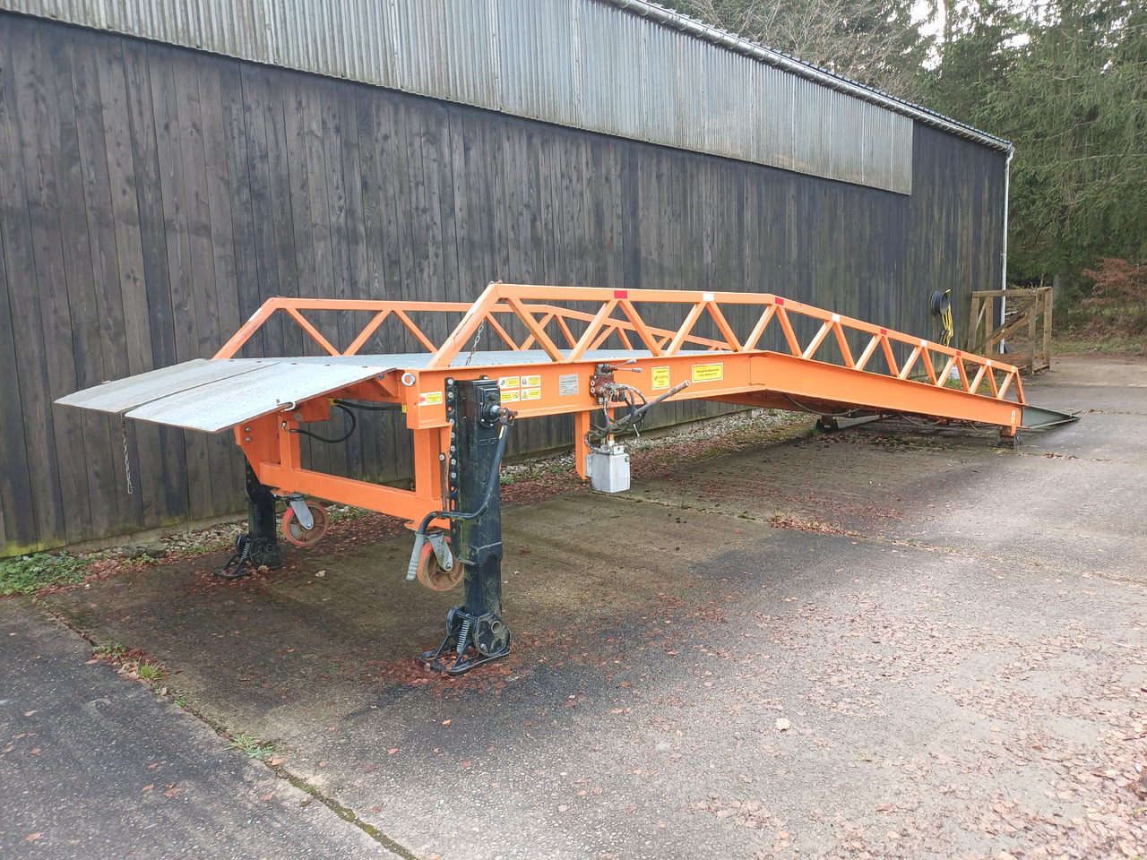 Saurus - Погрузочная рампа: фото 1 Saurus - Погрузочная рампа: фото 1