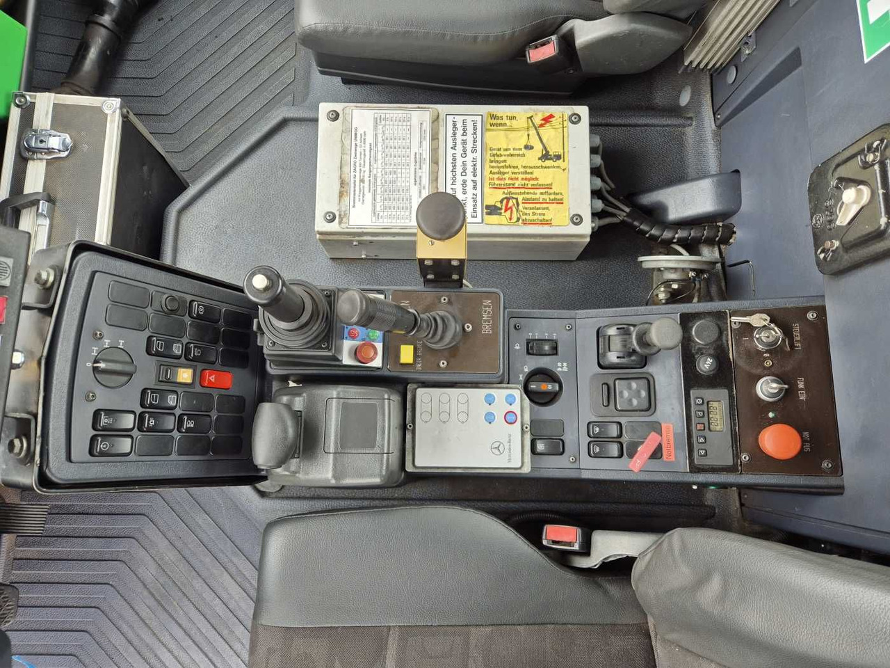 Грузовик Mercedes-Benz Unimog U400 4x4 Zweiwege ZAGRO 800t/52 Achsen: фото 14 Грузовик Mercedes-Benz Unimog U400 4x4 Zweiwege ZAGRO 800t/52 Achsen: фото 14