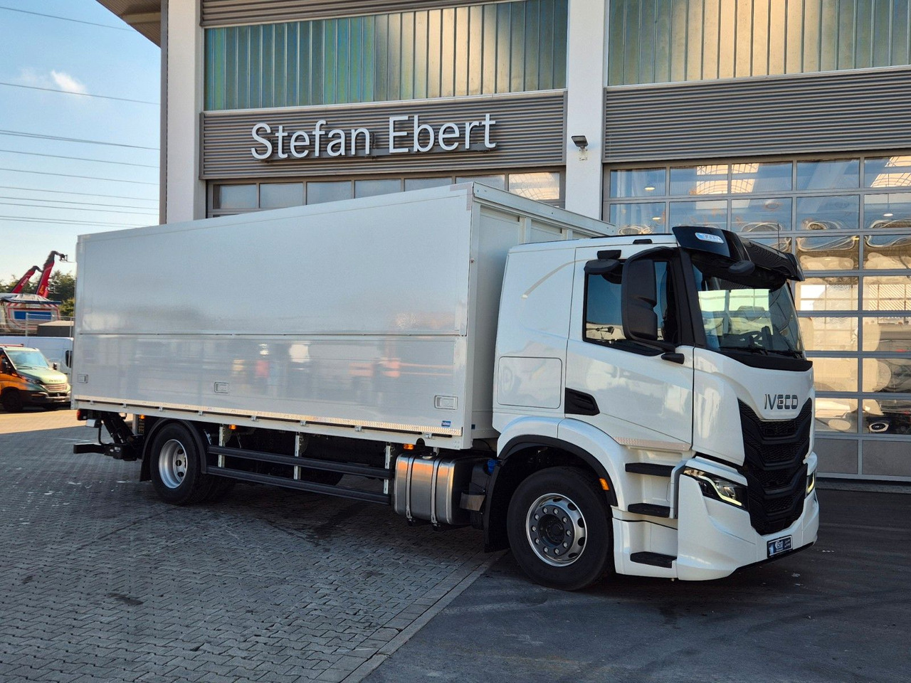 Iveco AT190S40/FP Böse Schwenkwand LBW AHK - Грузовик с закрытым кузовом: фото 4 Iveco AT190S40/FP Böse Schwenkwand LBW AHK - Грузовик с закрытым кузовом: фото 4