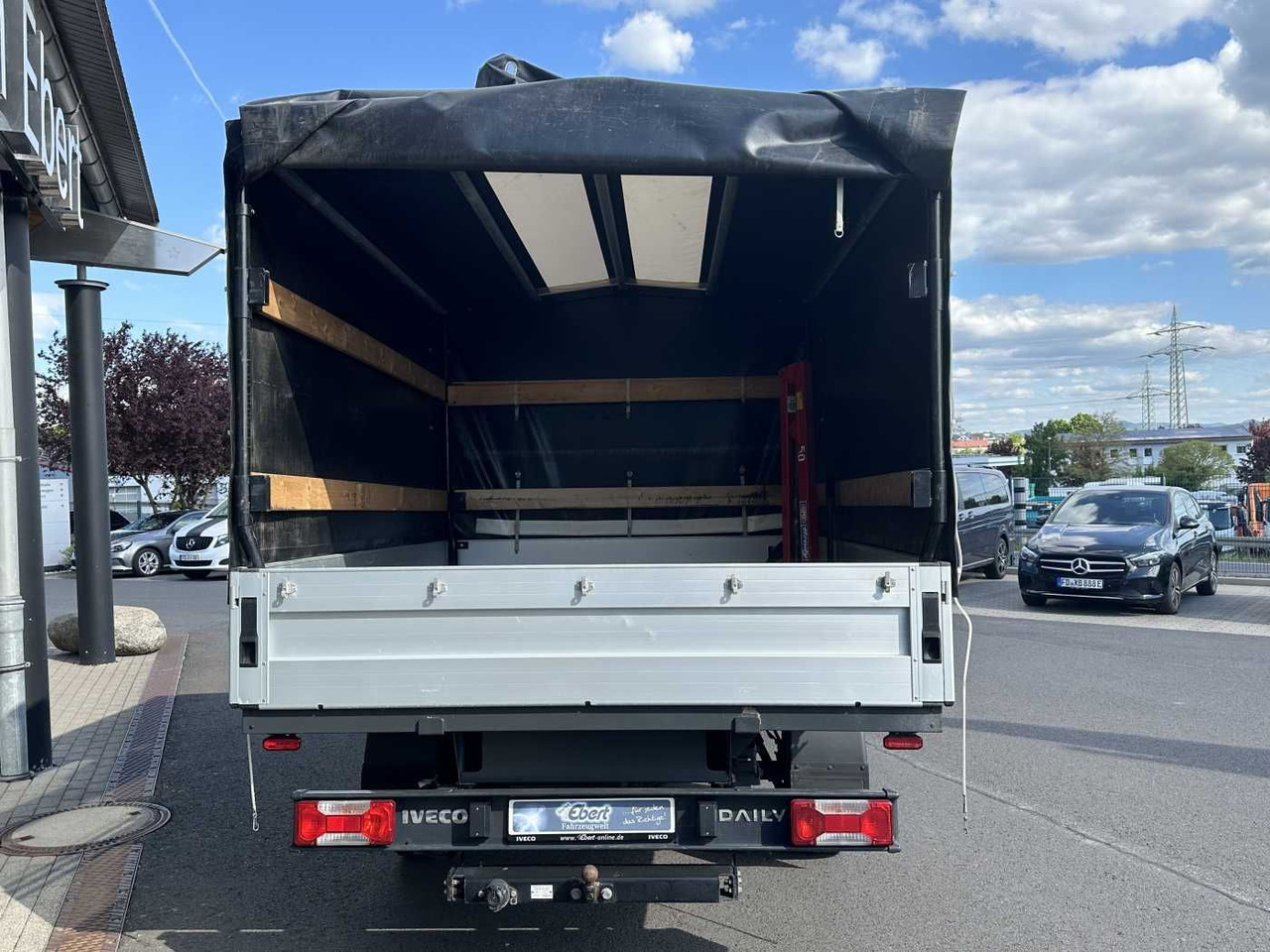 Iveco Daily 35S14 Pritsche+Plane *AHK*Ladekran*7-Sitze - Тентованный фургон: фото 4 Iveco Daily 35S14 Pritsche+Plane *AHK*Ladekran*7-Sitze - Тентованный фургон: фото 4