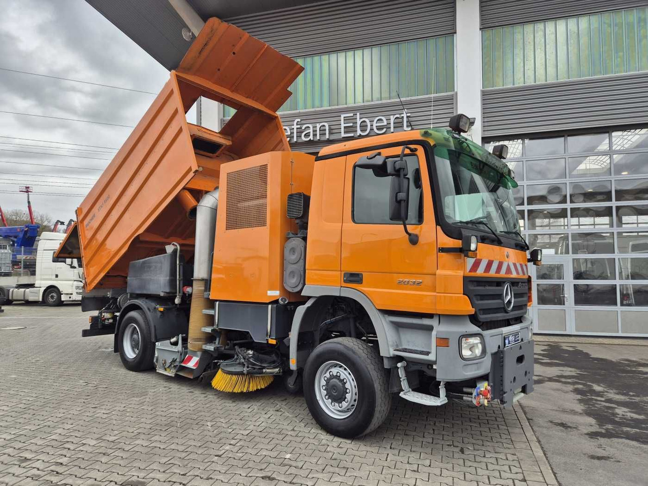 Mercedes-Benz Actros 2032 A 4x4 Bucher STKF 9500 Airport 30x - Подметально-уборочная машина: фото 2 Mercedes-Benz Actros 2032 A 4x4 Bucher STKF 9500 Airport 30x - Подметально-уборочная машина: фото 2