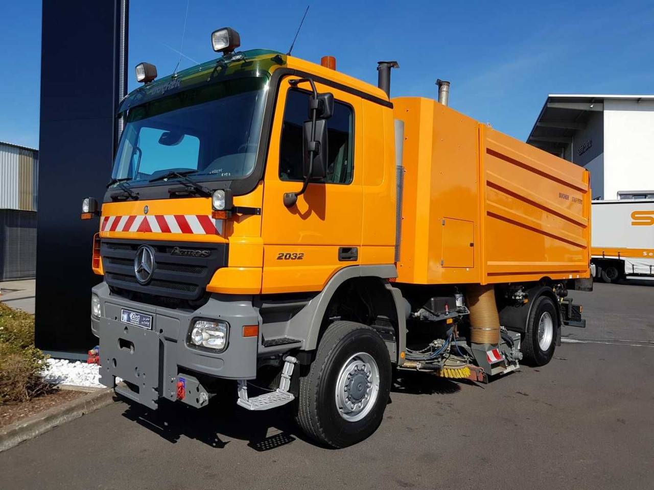 Mercedes-Benz Actros 2032 A 4x4 Bucher STKF 9500 Airport - Подметально-уборочная машина: фото 3 Mercedes-Benz Actros 2032 A 4x4 Bucher STKF 9500 Airport - Подметально-уборочная машина: фото 3