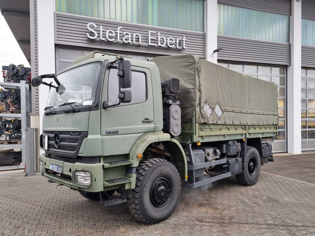 Mercedes-Benz Axor 1829 A 4x4 Pritsche/Plane 10 Stück - Тентованный грузовик: фото 1 Mercedes-Benz Axor 1829 A 4x4 Pritsche/Plane 10 Stück - Тентованный грузовик: фото 1
