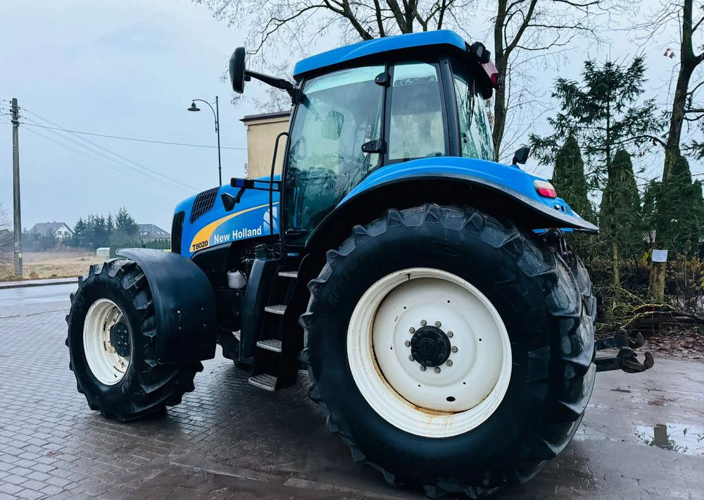 New Holland T8020 - Трактор: фото 3 New Holland T8020 - Трактор: фото 3